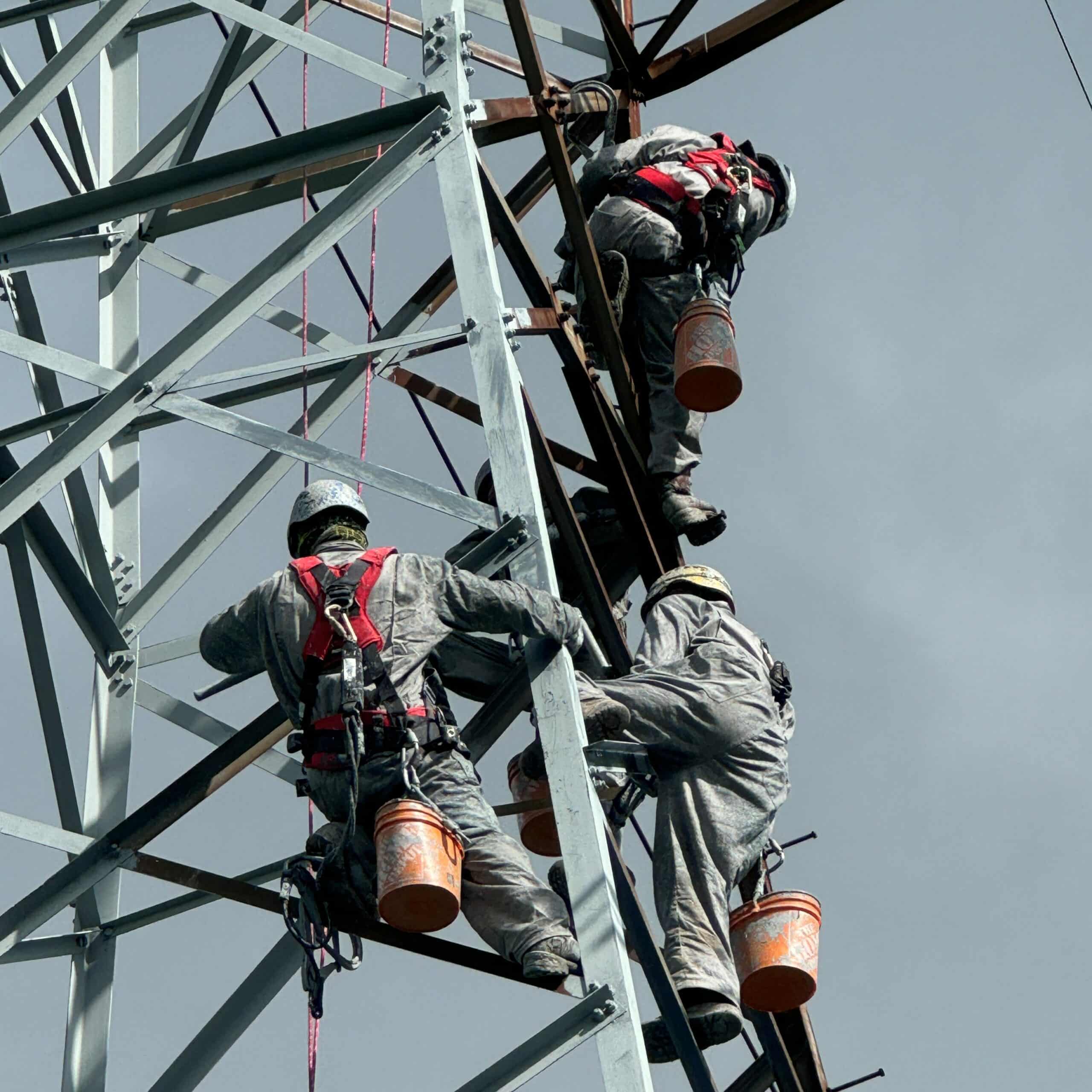 GALVAGRID regalvanisation à température ambiante d'un pylône haute tension par SANERGRID
