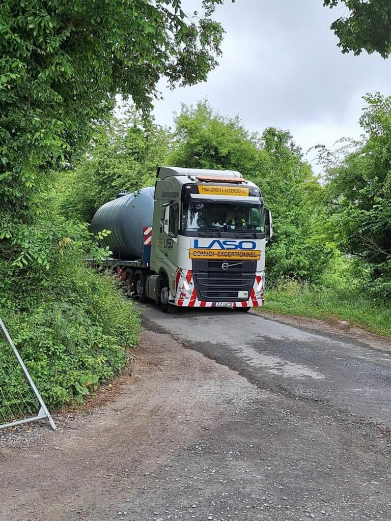 Arrivée du transport sur site poste source d'une fosse déportée SANERGRID pour mise en œuvre rapide