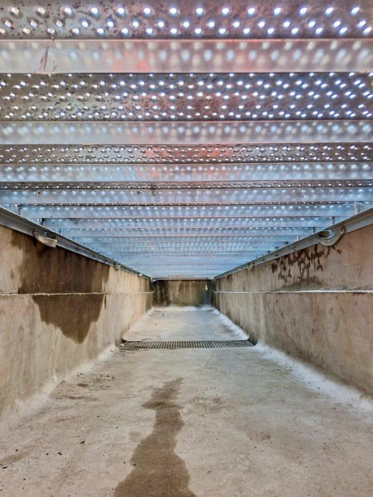 Vue de dessous couverture coupe-feu EXTICOV LHD sur fosse béton SANERGRID