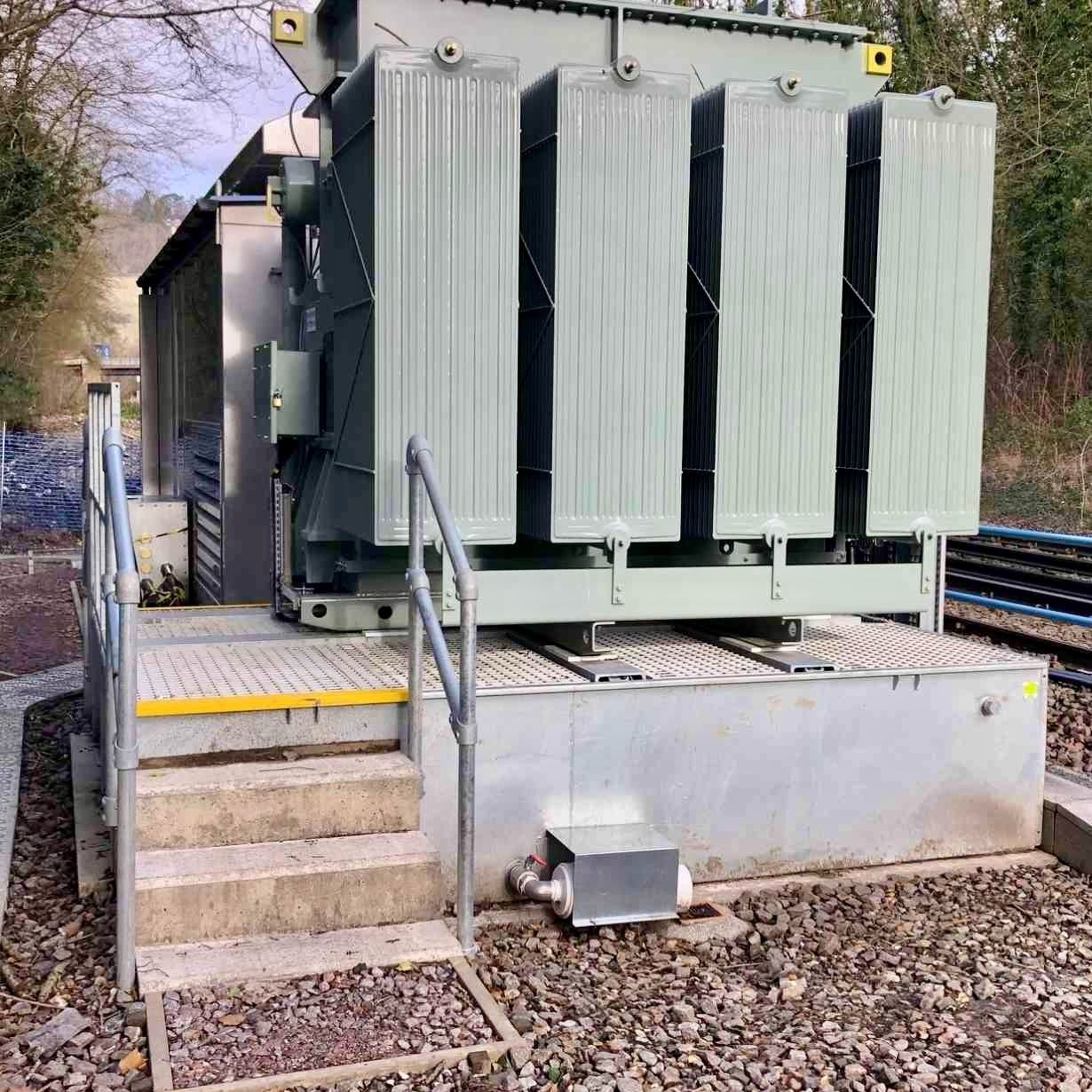 Bac rétention anti feu TRT H SANERGRID avec rambarde et drainage eaux de pluie SPI pour hydrocarbure