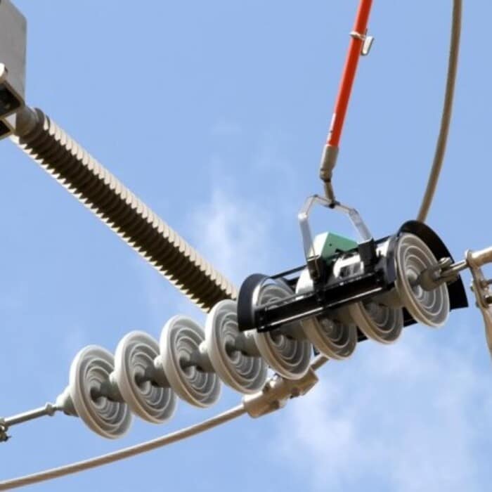 taffa di montaggio universale compatibile con i poli ad alta tensione standard del settore per il test degli isolatori sotto tensione.