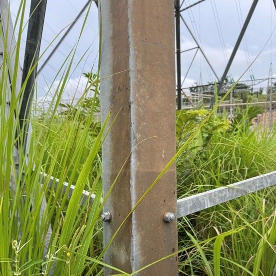 Pylône métallique avec des traces de corrosion avant traitement GALVAGRID