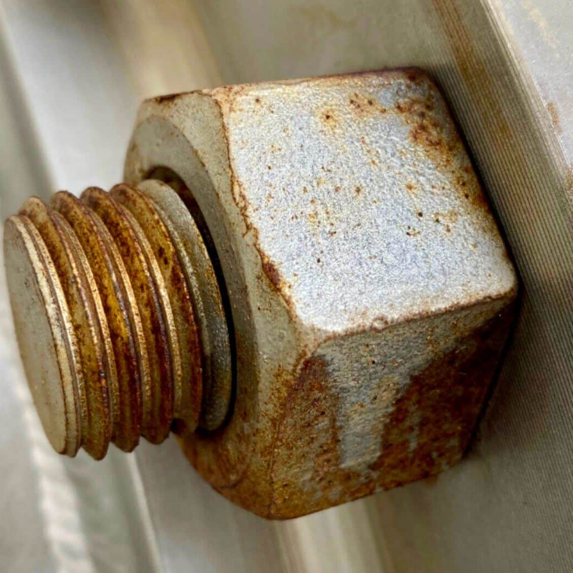 Boulon rouillé sans application de protection anti corrosion GALVAGRID SANERGRID