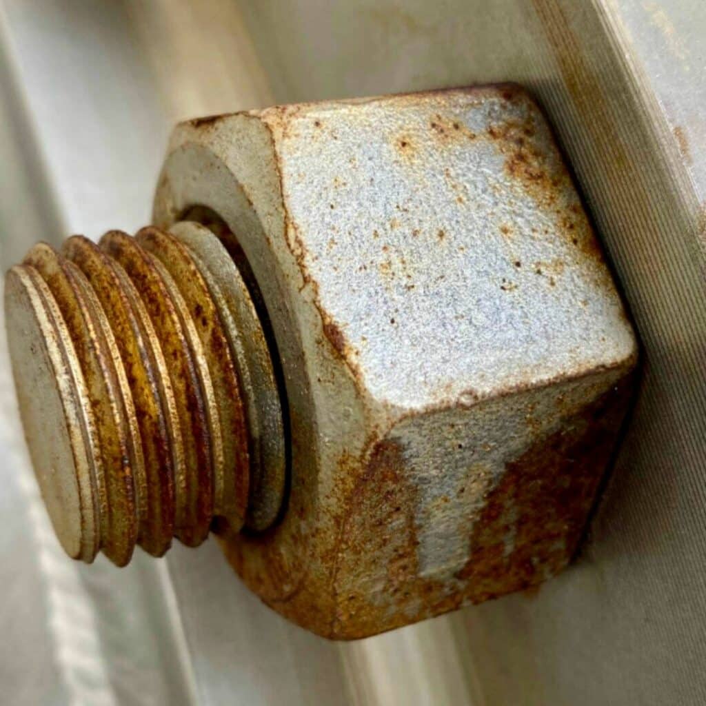 Rusted bolt without application of GALVAGRID SANERGRID corrosion protection