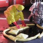 utilisation des absorbants universels par un op&eacute;rateur pour nettoyer les traces de polluants