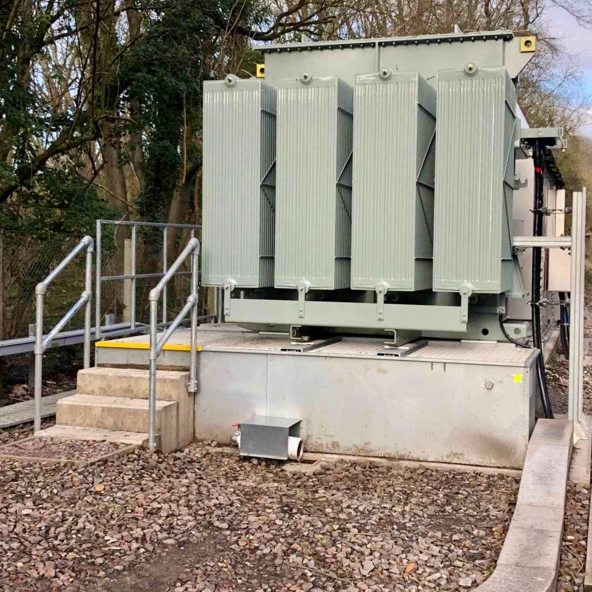 Schéma bac rétention anti feu TRT H SANERGRID avec poutres de surélévation pour une maintenance facilitée et circulation air