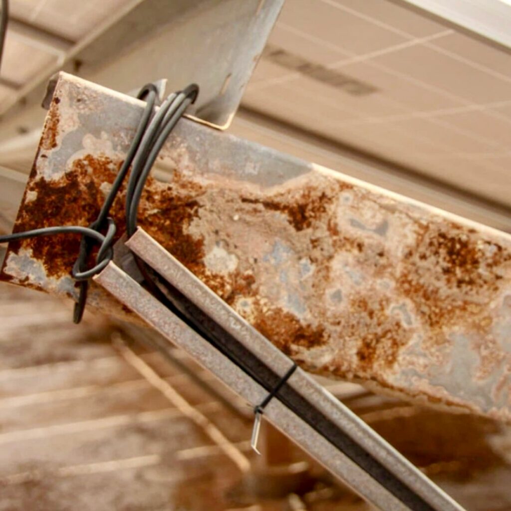 Zoom on rust on photovoltaic structure before galvanic treatment ANODE RUST PRIMER SYNERDIS