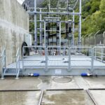 Cartouche filtrante SPI PETRO PIT 410 et son pr&eacute;filtre PFC 44 mont&eacute; en ext&eacute;rieur sur bac de r&eacute;tention modulaire anti-feu ERT avec escaliers et rambarde SANERGRID