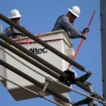 Le testeur d&rsquo;isolateur mesure le champ &eacute;lectrique alternatif entourant les isolants en porcelaine et en composite.