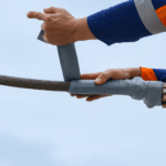 Pose d'un ruban isolant en silicone, autofusionnant pour la protection avifaune