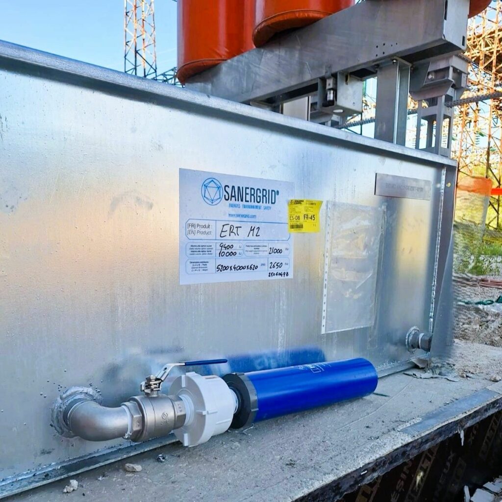 Close-up of a PETRO-PIT 401 SPI kit that filters hydrocarbons at the outlet of a SANERGRID tan