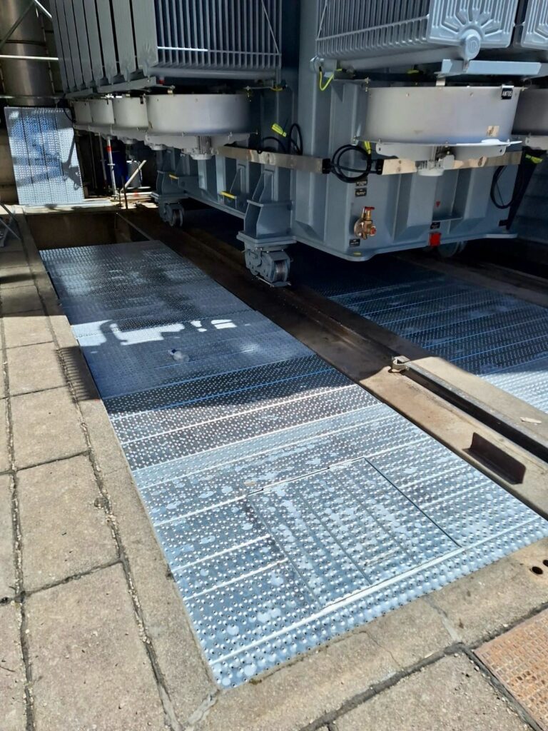 Detail view of the hot-dip galvanized grating on the SANERGRID EXTICOV LHD fire-resistant cover