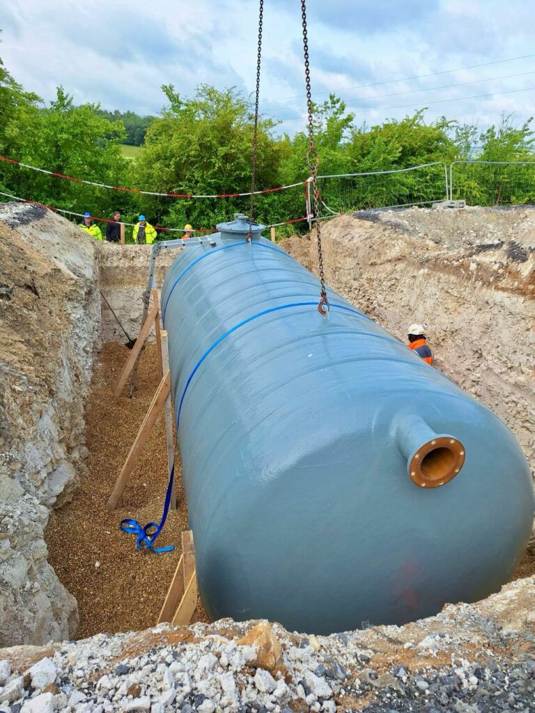 Instalación rápida de una fosa desplazada DEPOSIT en una obra de Sanergrid con excavación de tierras y sin necesidad de obra civil