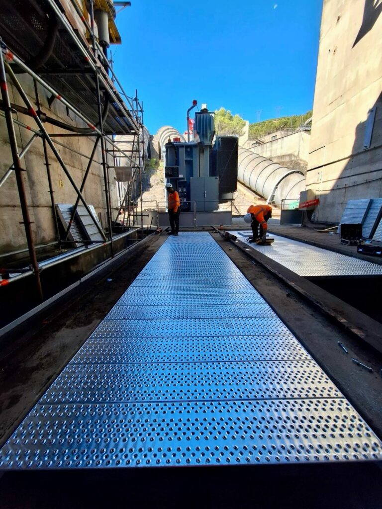 Installation in progress of anti-slip gratings on each pit by SONEC