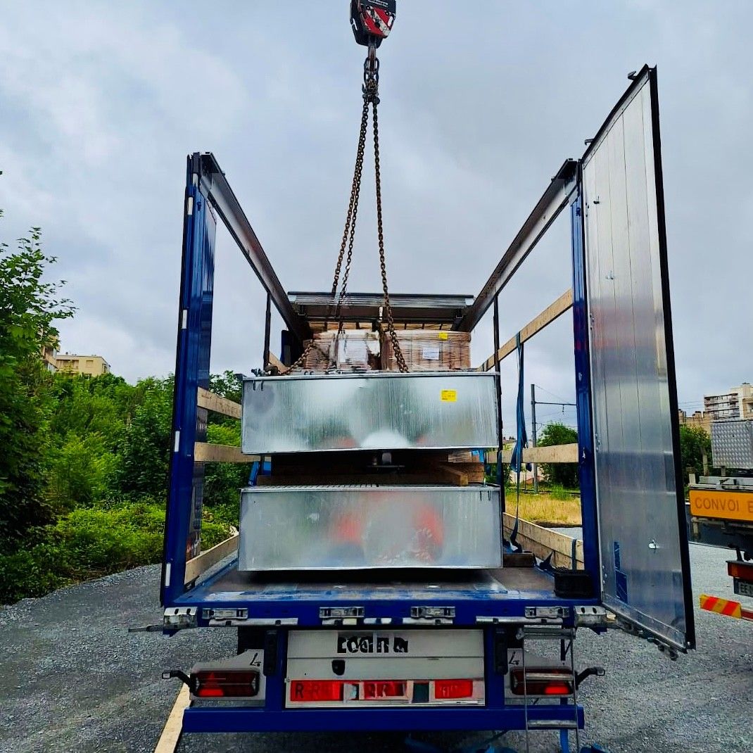 Loading of Sanergrid ERT MODULO modular tank