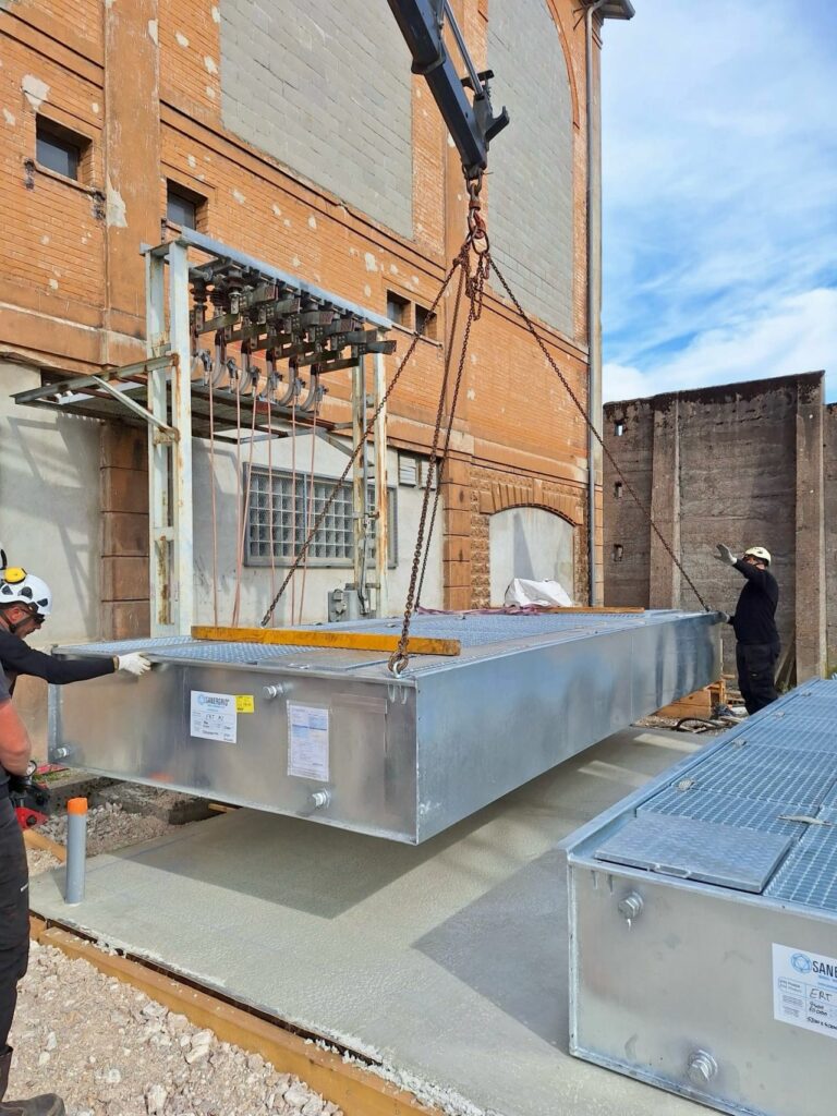 Instalación y ensamblaje del segundo contenedor modular Sanergrid con precisión por el equipo de Sonec