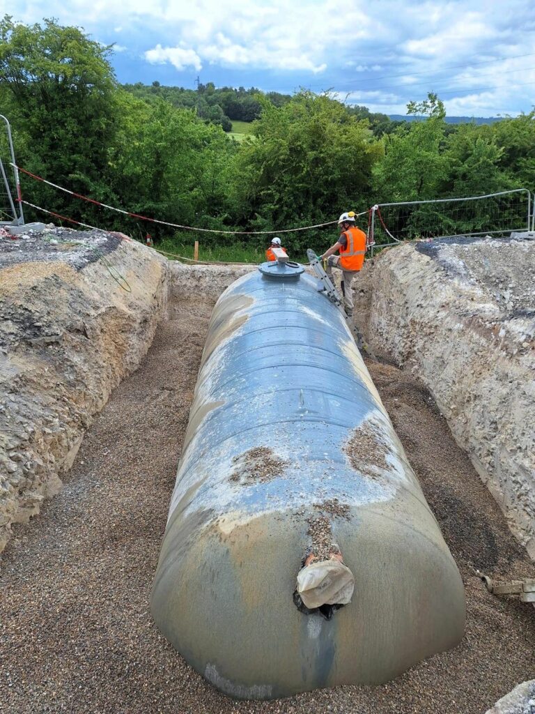 Relleno durante el enterramiento de una fosa DEPOSIT SANERGRID para una instalación rápida y sin contratiempos