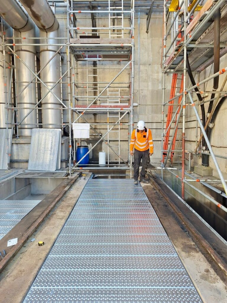 SONEC installing the SANERGRID EXTICOV LHD cover and access hatch