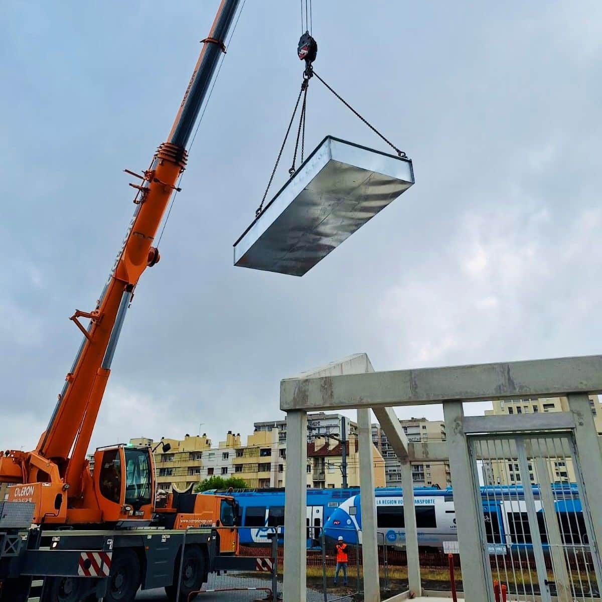 Safe unloading of Sanergrid fire-retention tank on site with enclosure and concrete slab