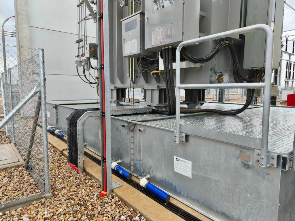 Soluzione modulare TRT LHD di SANERGRID e DISHELEC con vasca su misura dotata di copertura grigliata LHD e filtrazione degli idrocarburi nelle acque piovane SPI