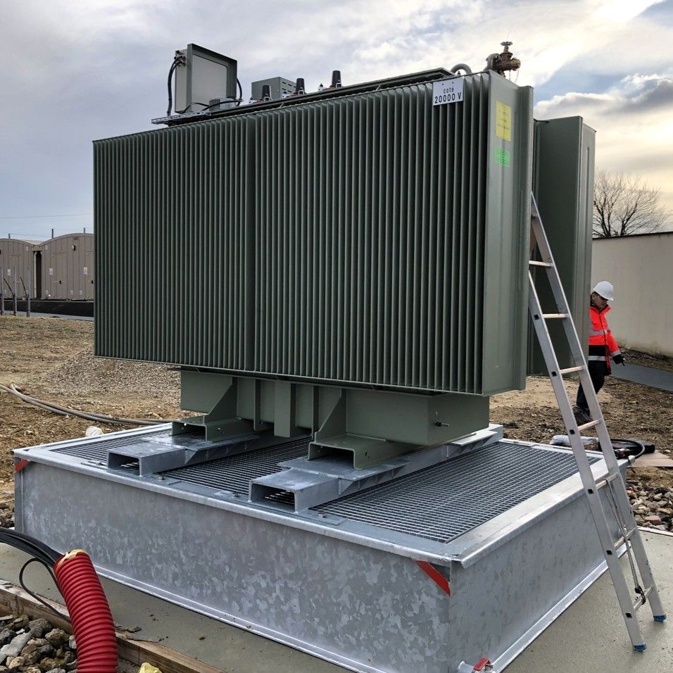 Transformador equipado con su tanque de retención ignífugo con vigas fijas, cubierta cortafuegos y rejilla SANERGRID